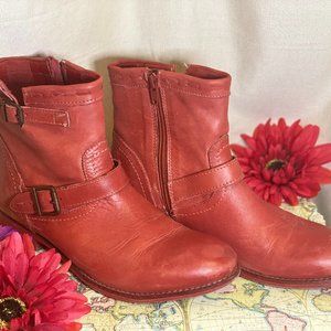 Matisse Red Groupie Notched Ankle Boots (size 8)